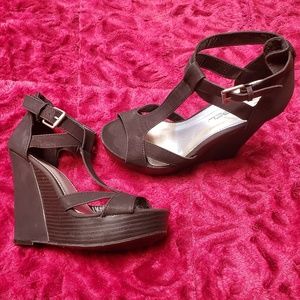 C LABEL BLACK TSTRAP WEDGES W/ ADJUSTABLE BUCKLES